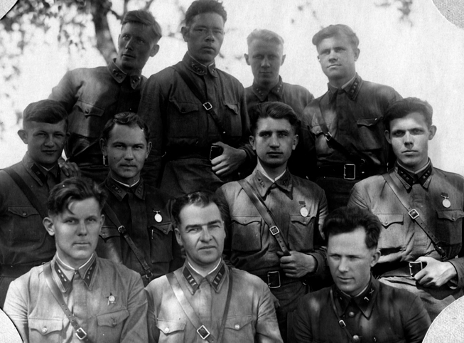 Рис. 2. Военные топографы 21-го топографического отряда. В центре в первом ряду подполковник А. В. Ващалов, 1942 г.