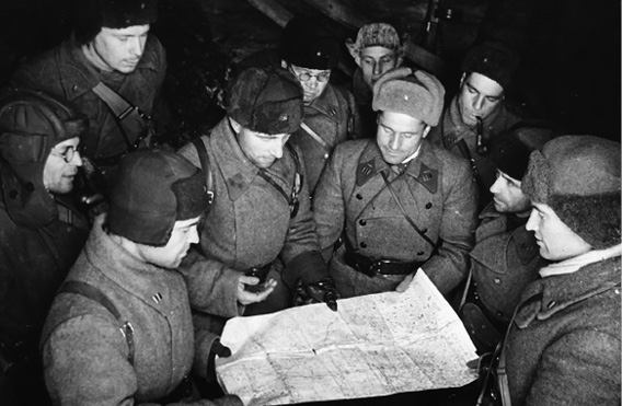 Рис. 6. Командир 1-й танковой бригады генерал- майор М. Е. Катуков ставит боевую задачу с использованием топографической карты, 1941 г.