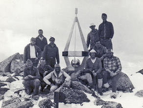 Участники экспедиции у памятного знака